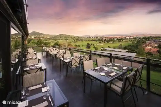 Le restaurant le plus proche du Calanova Club est situé à quelques mètres du penthouse.