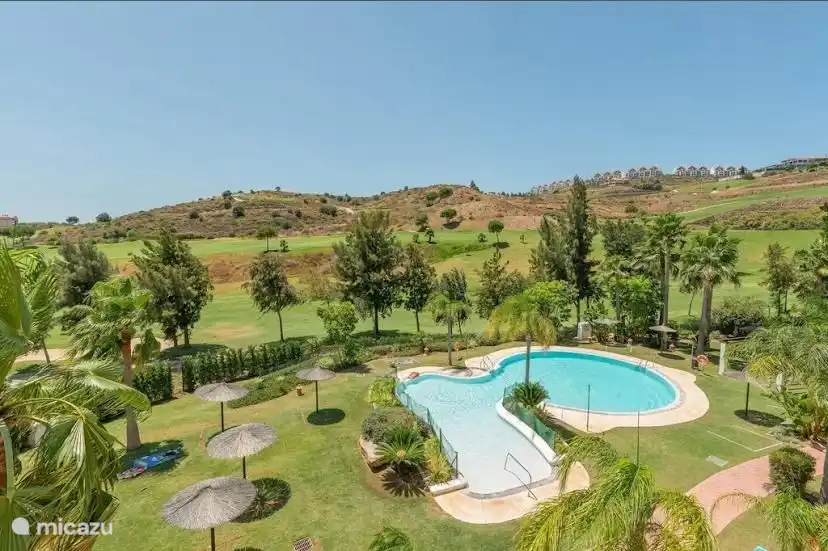 Cette belle piscine est située sur le golf et ouverte toute l’année.