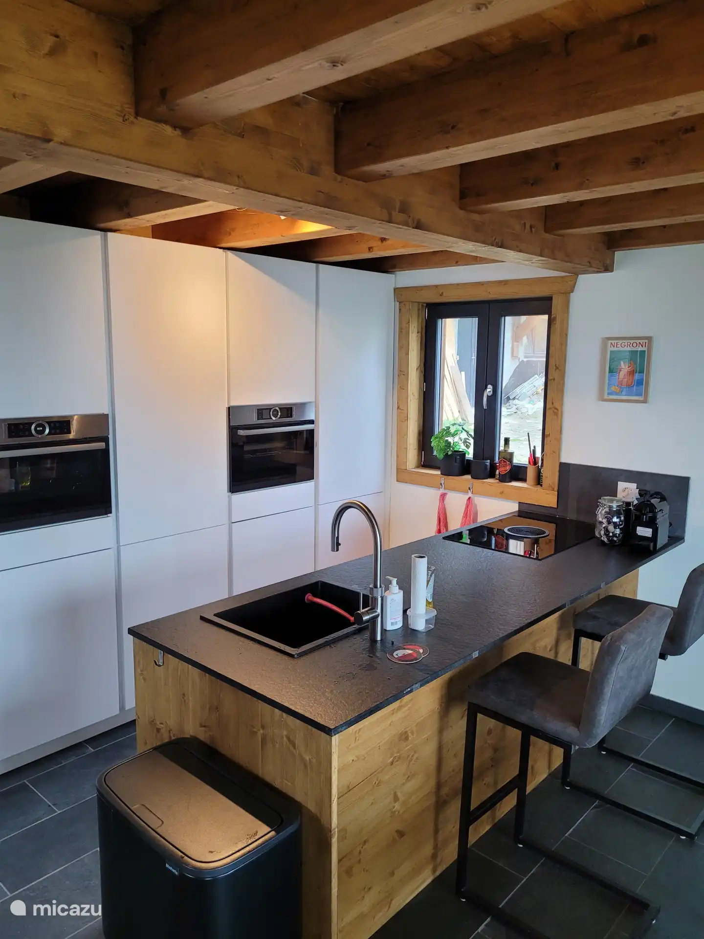 Zeer complete keuken met Quooker, (stoom)oven en  vele accesoires.