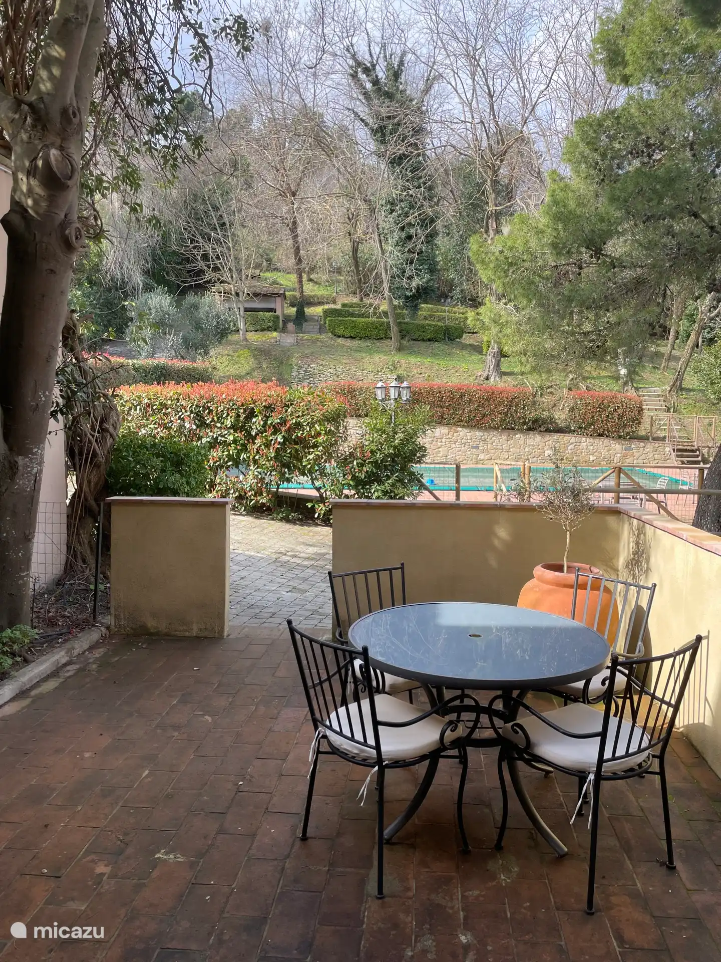 Terras met (afgedekt) zwembad op de achtergrond. Zo ziet het er uit in de winter