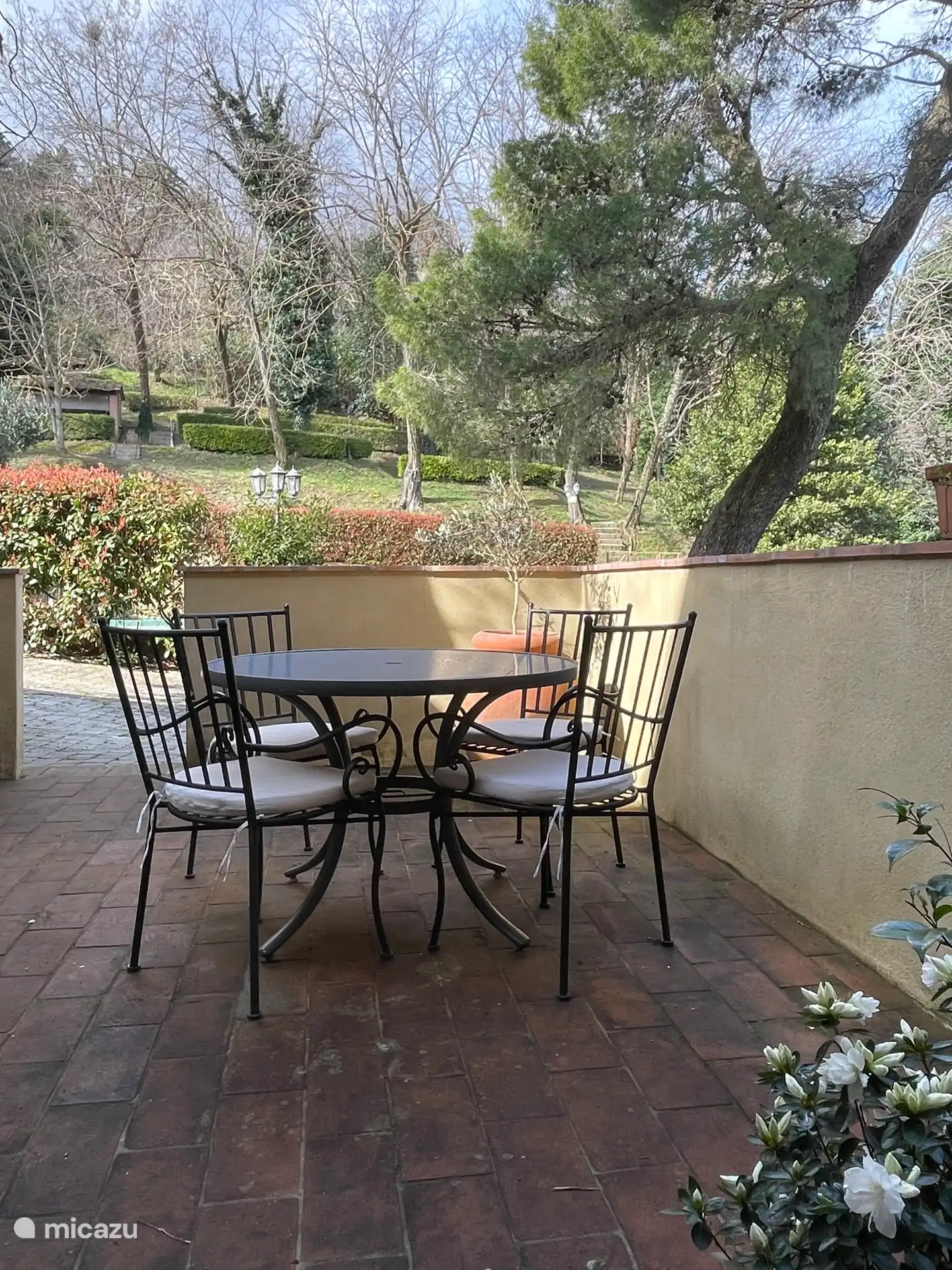 Terras aan achterkant, afstand tot het zwembad op nog geen 20 meter!