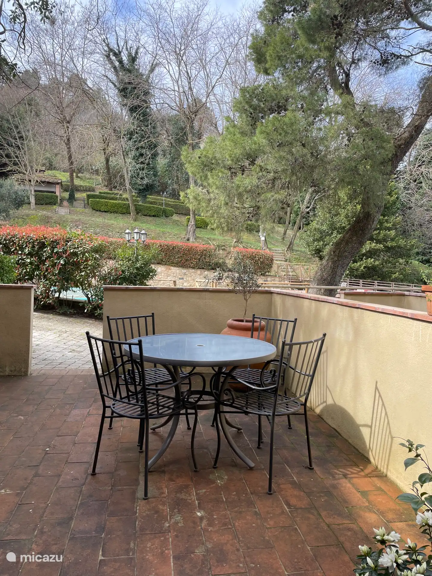 Terras, zomers met zon en schaduwgedeelte