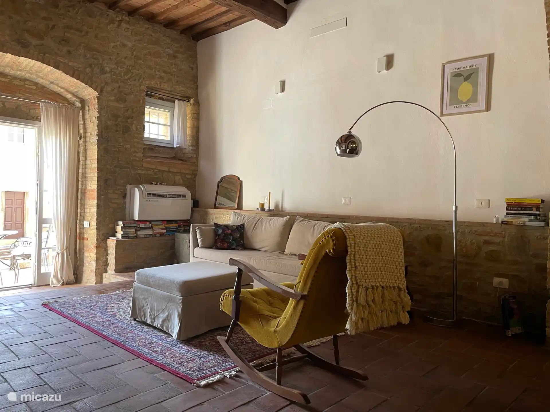 Woonkamer met tweepersoons slaapbank