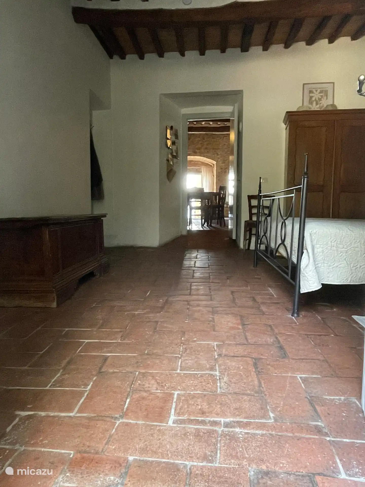 Slaapkamer gezien vanaf de deur met doorloop naar de woonkamer