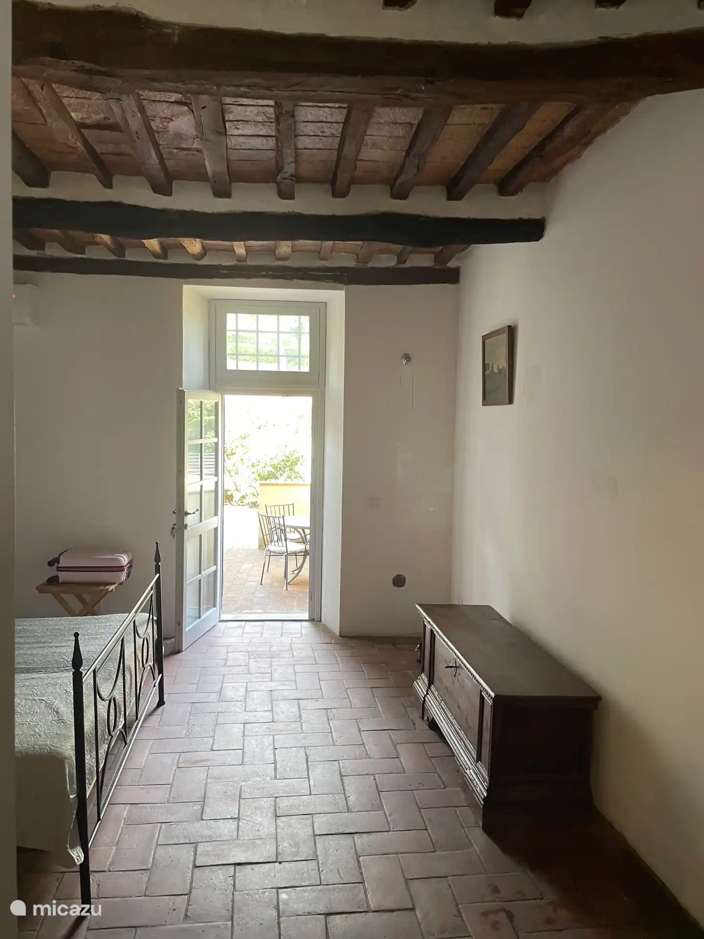 Slaapkamer en deur naar het terras aan achterzijde bij het zwembad