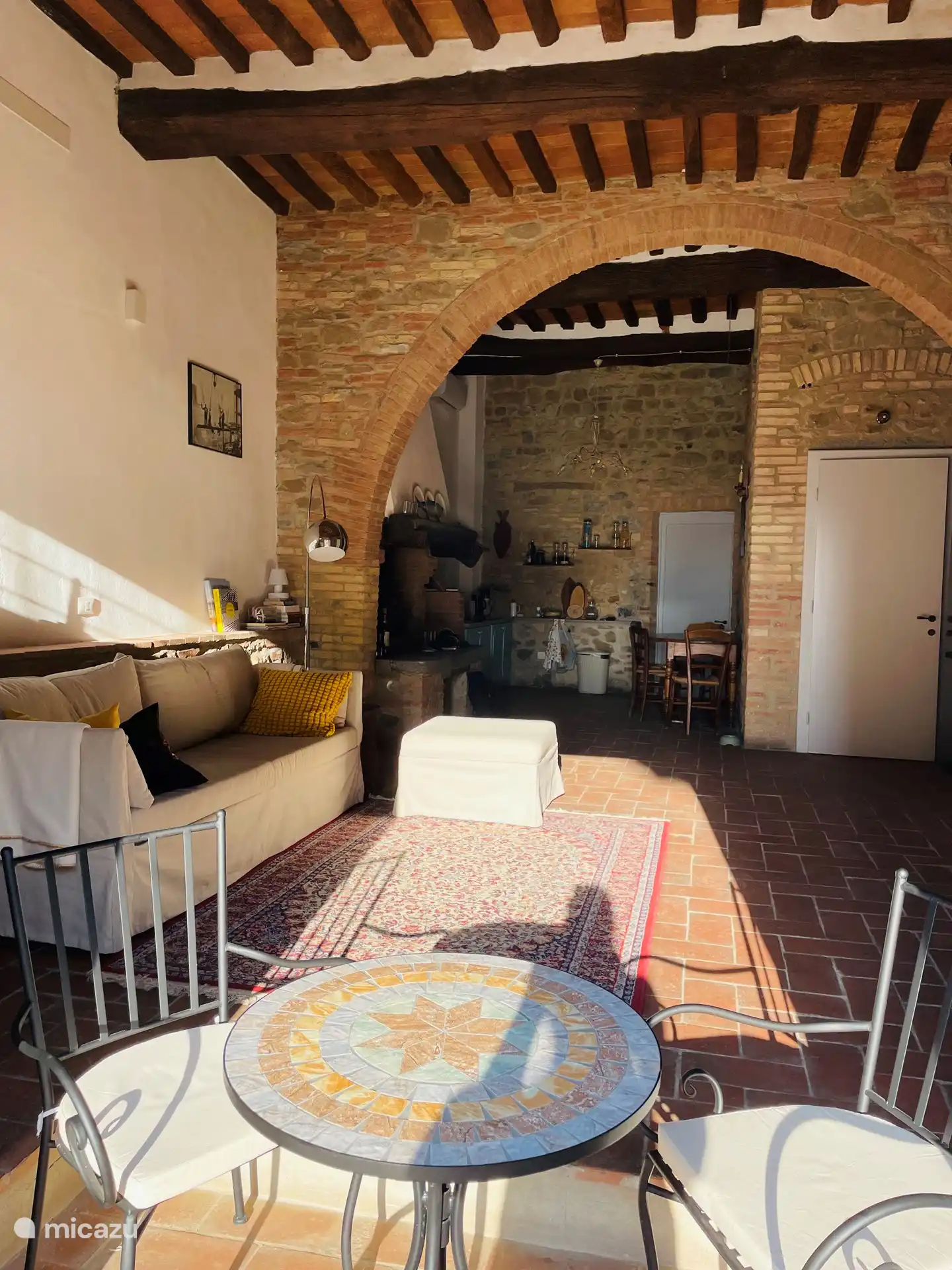 Das Wohnzimmer mit Doppelschlafsofa