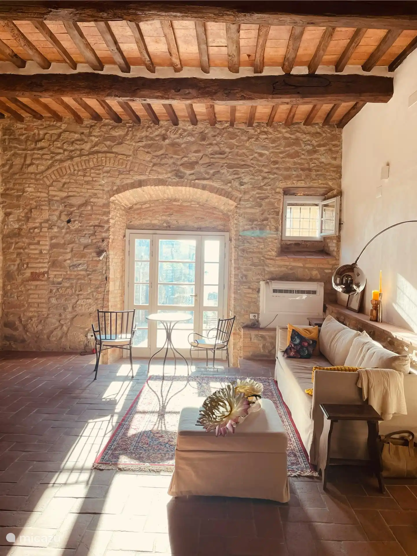 Das Wohnzimmer mit Schlafsofa Fenstertüren