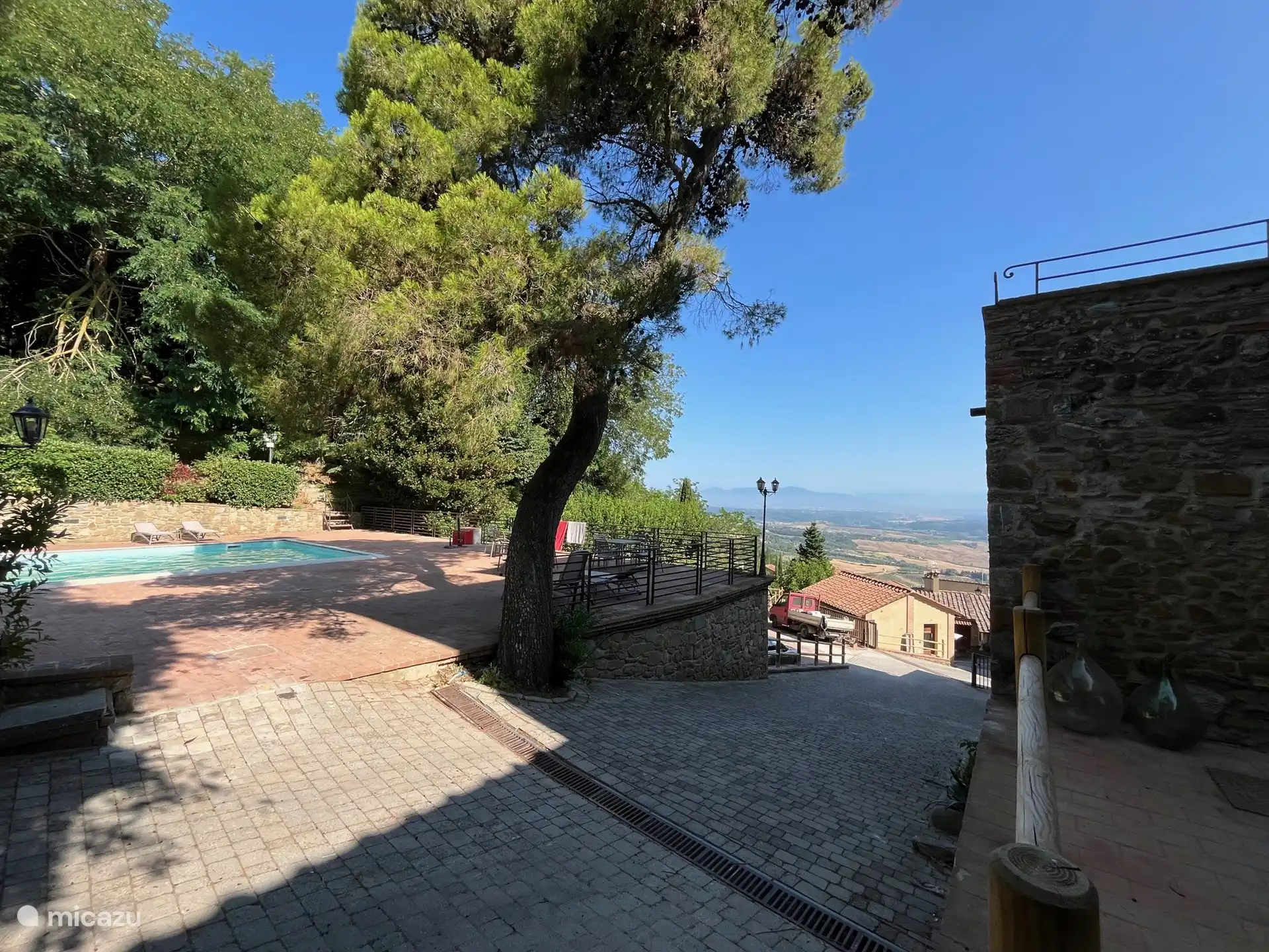 Genießen Sie Ihre eigene Terrasse mit einem Getränk in der Hand
