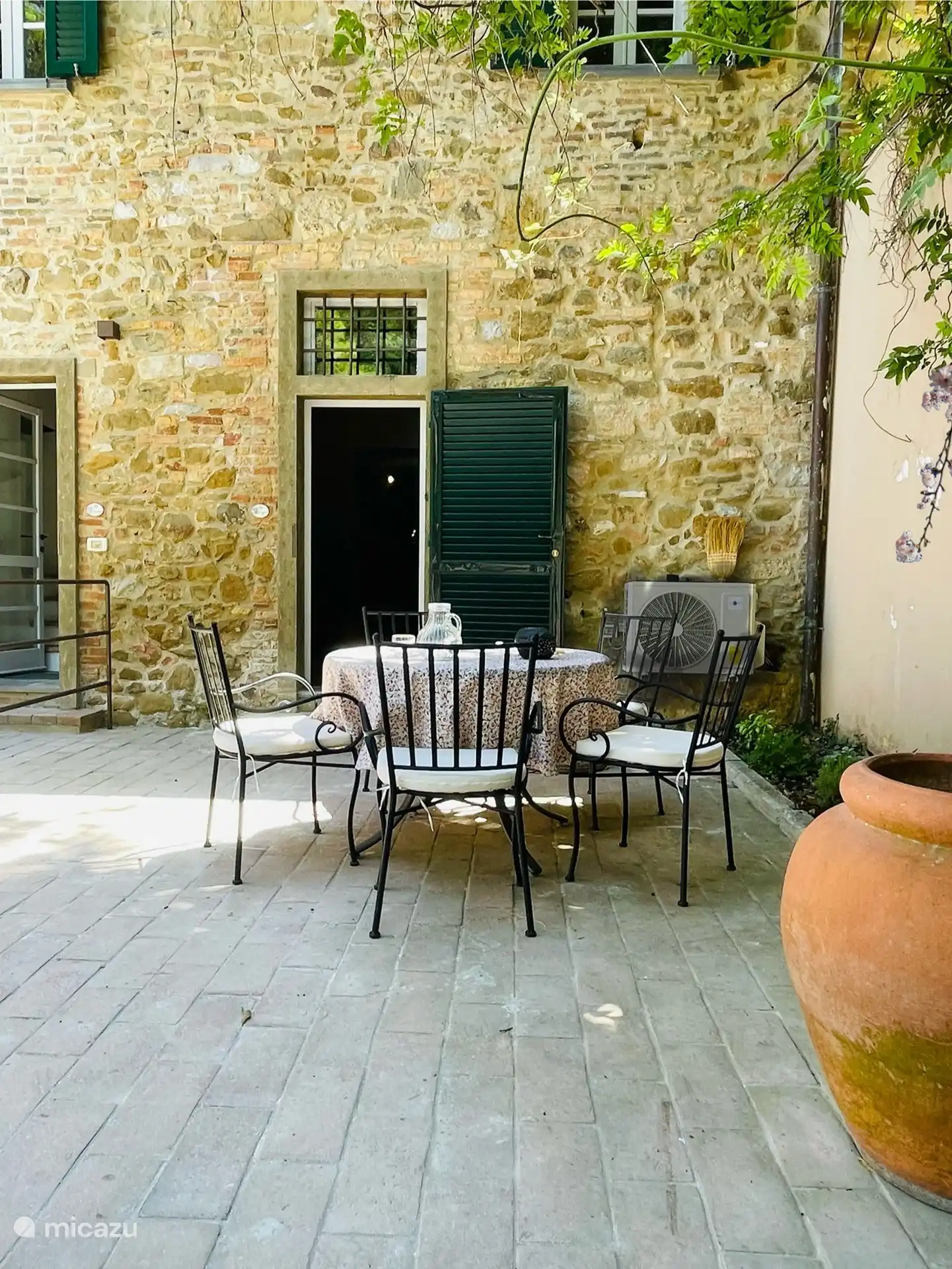 Terrasse mit Hintereingang