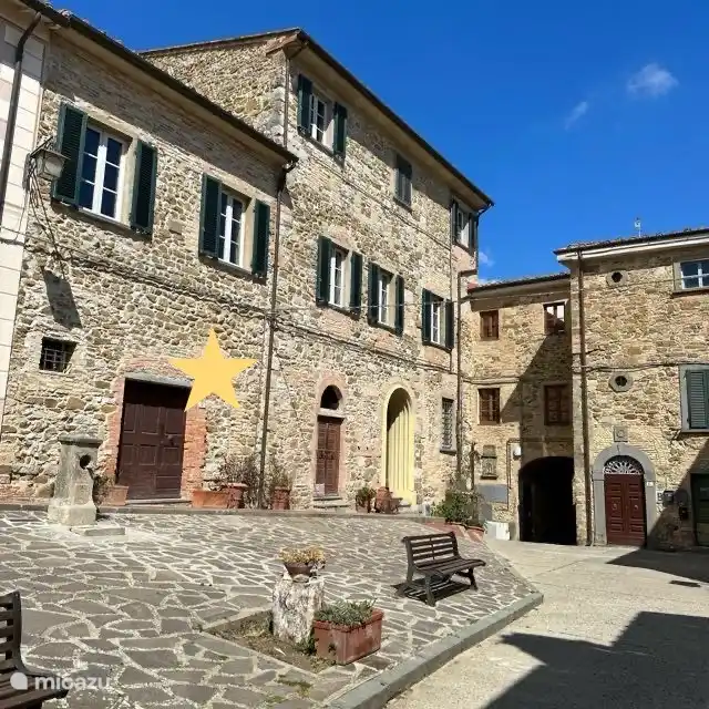 Der Dorfplatz mit dem Vordereingang