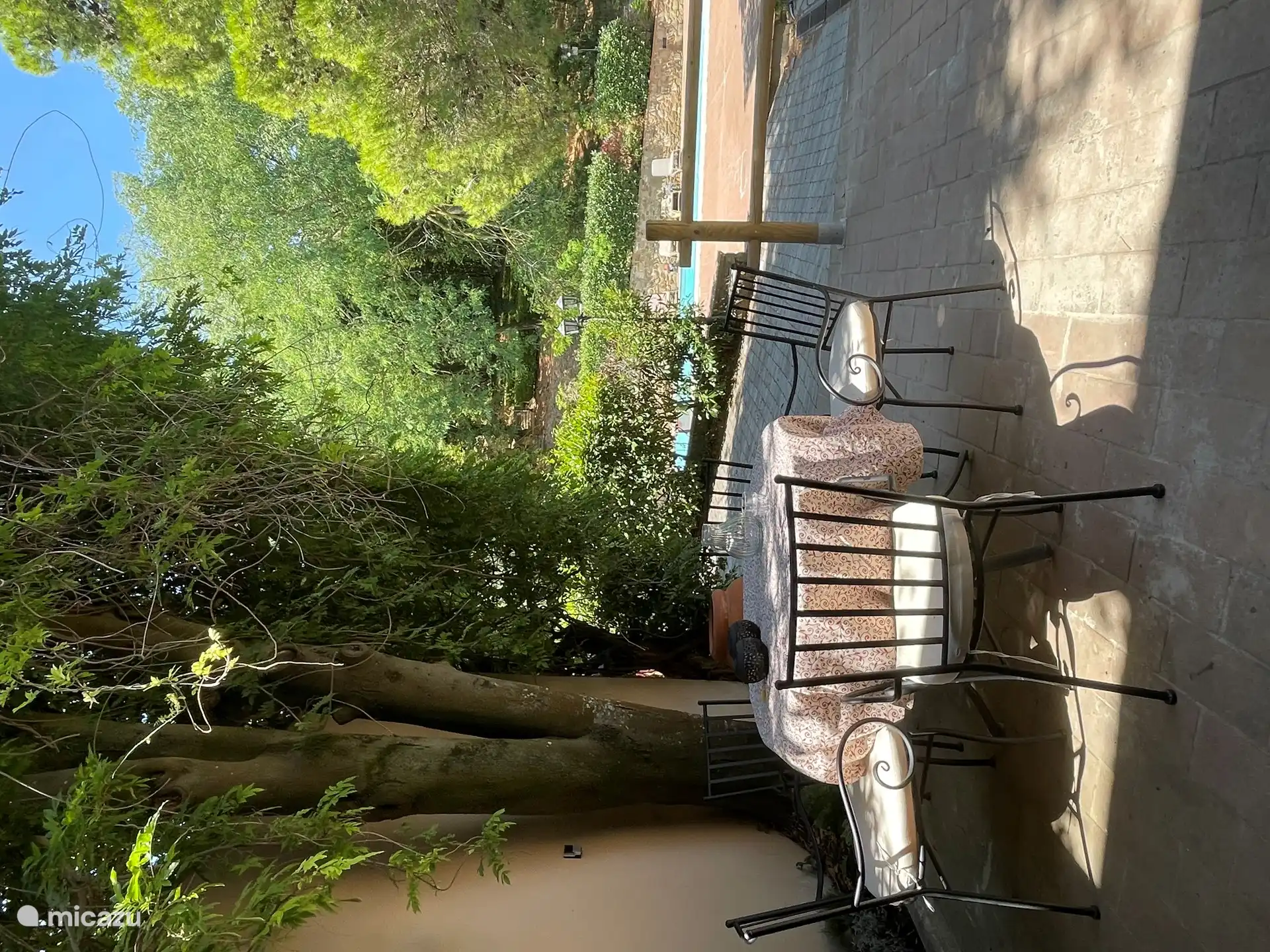 Unsere private Terrasse auf der Rückseite des Hauses, mit Blick auf den Pool und das Tal