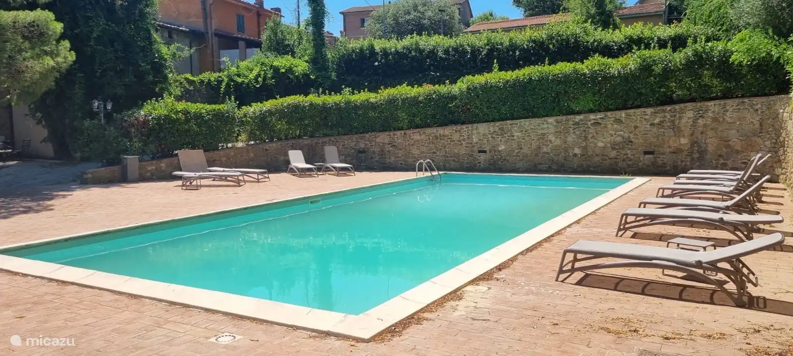 Der Gemeinschaftspool mit Liegestühlen