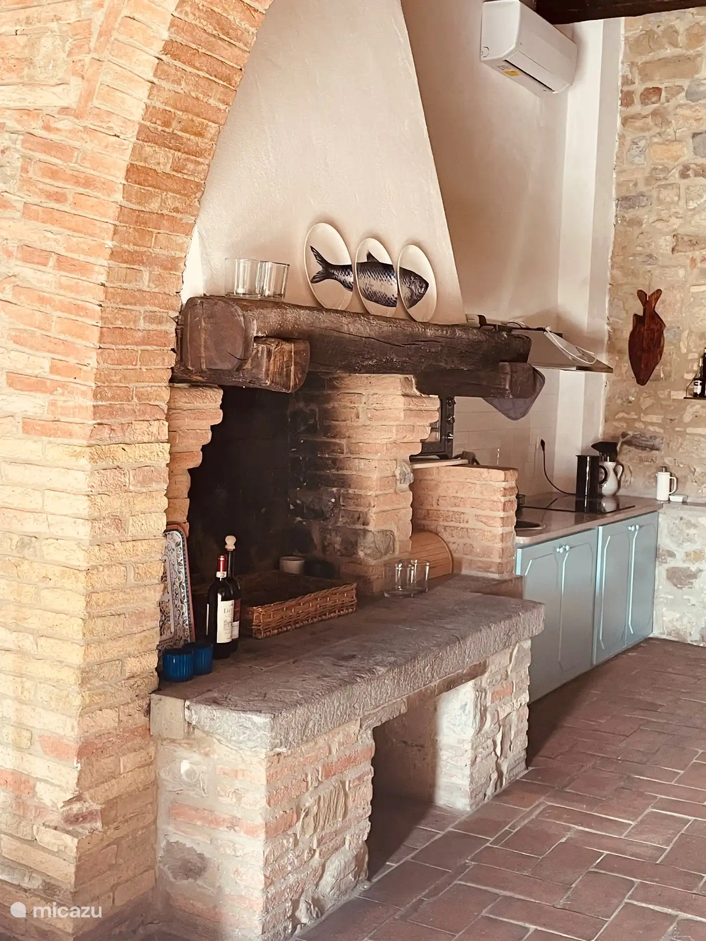 Der Kamin in der Küche/im Wohnzimmer