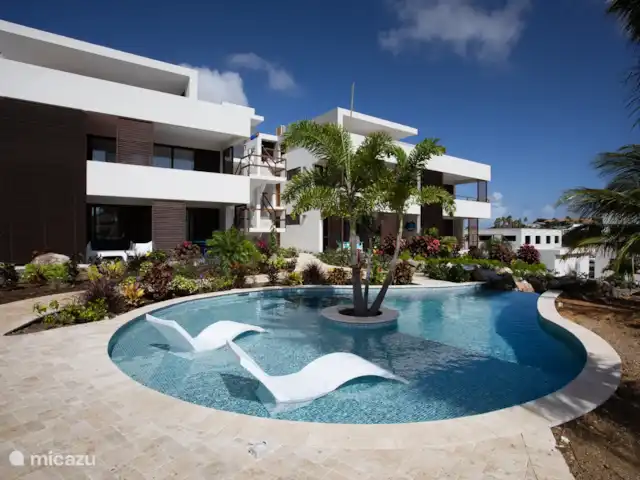 Jan Sofat LUX A12, rez-de-chaussée | Curaçao, Banda Ariba (est), Jan Sofat - appartement Belle piscine tropicale avec chaises longues dans l’eau