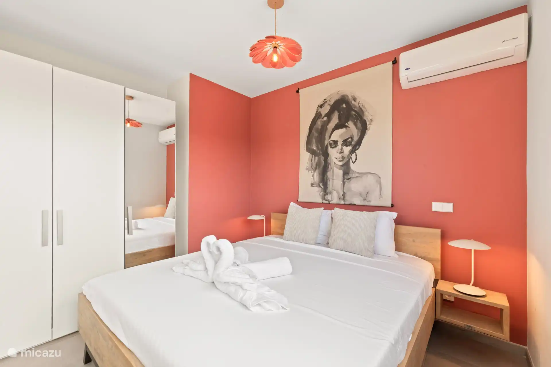 Slaapkamer 1 met tweepersoonsbed en a/c