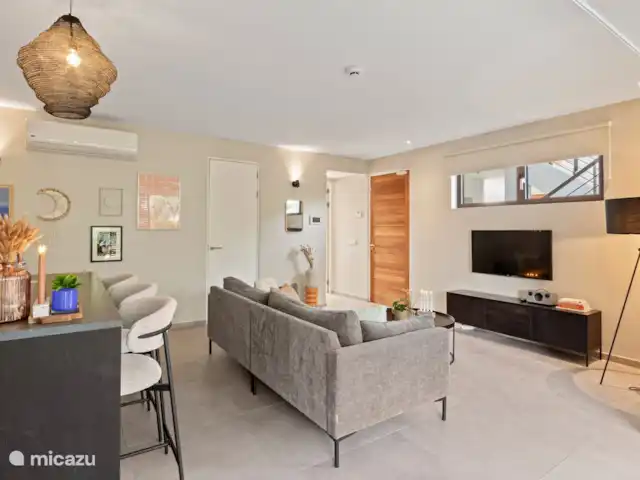 Jan Sofat LUX A12, rez-de-chaussée | Curaçao, Banda Ariba (est), Jan Sofat - appartement Salon avec TV