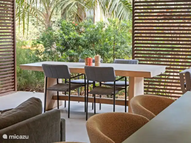 Jan Sofat LUX A12, rez-de-chaussée | Curaçao, Banda Ariba (est), Jan Sofat - appartement Table à manger d’extérieur