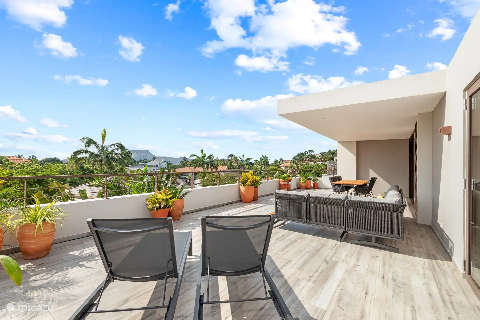 Rooftop met heerlijke lounge en prachtig uitzicht