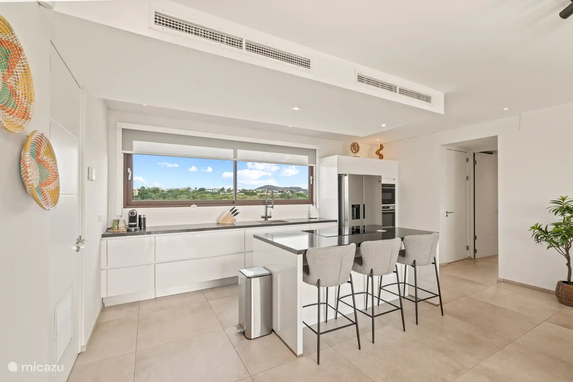 Ruime strakke keuken