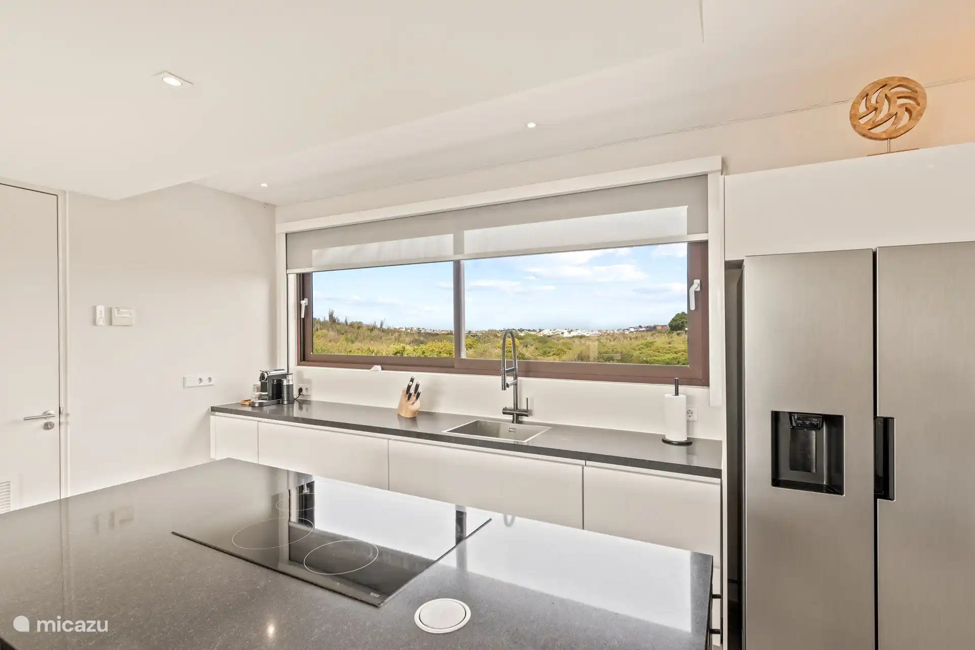 Ruime strakke keuken: koken met uitzicht