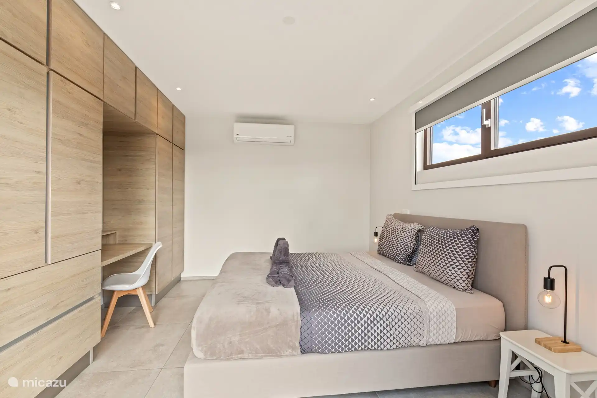 Slaapkamer 1 met tweepersoonsbed en a/c