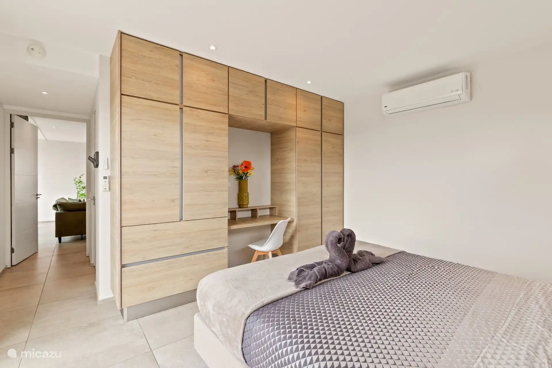 Slaapkamer 1 met tweepersoonsbed en a/c