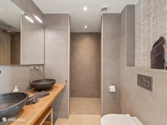 JSA11 Appartement sur le toit du complexe  | Curaçao, Banda Ariba (est), Jan Sofat - appartement Salle de bain 1 avec douche à effet pluie et WC