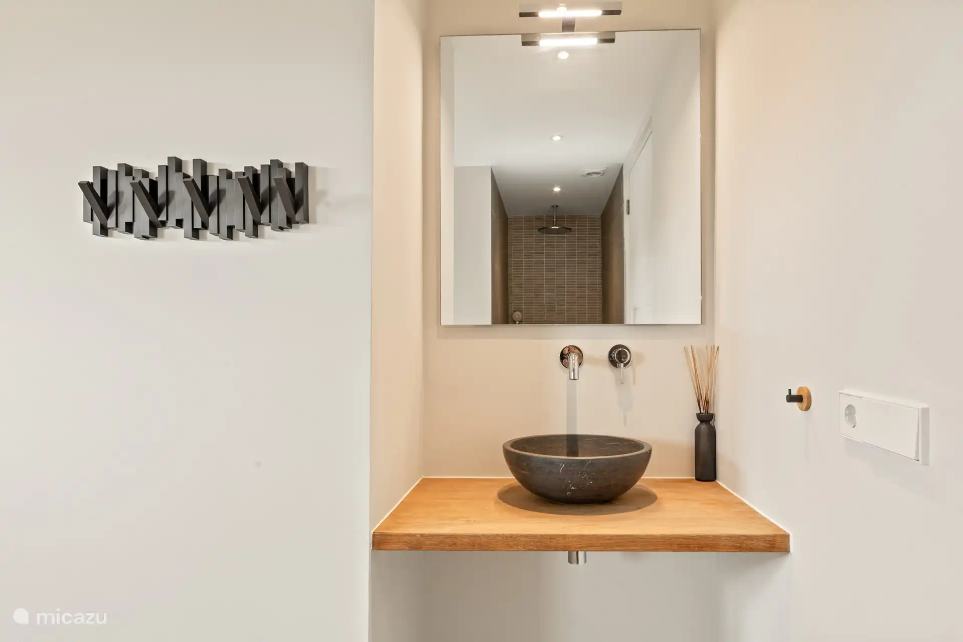 Badkamer 2 met regendouche en toilet