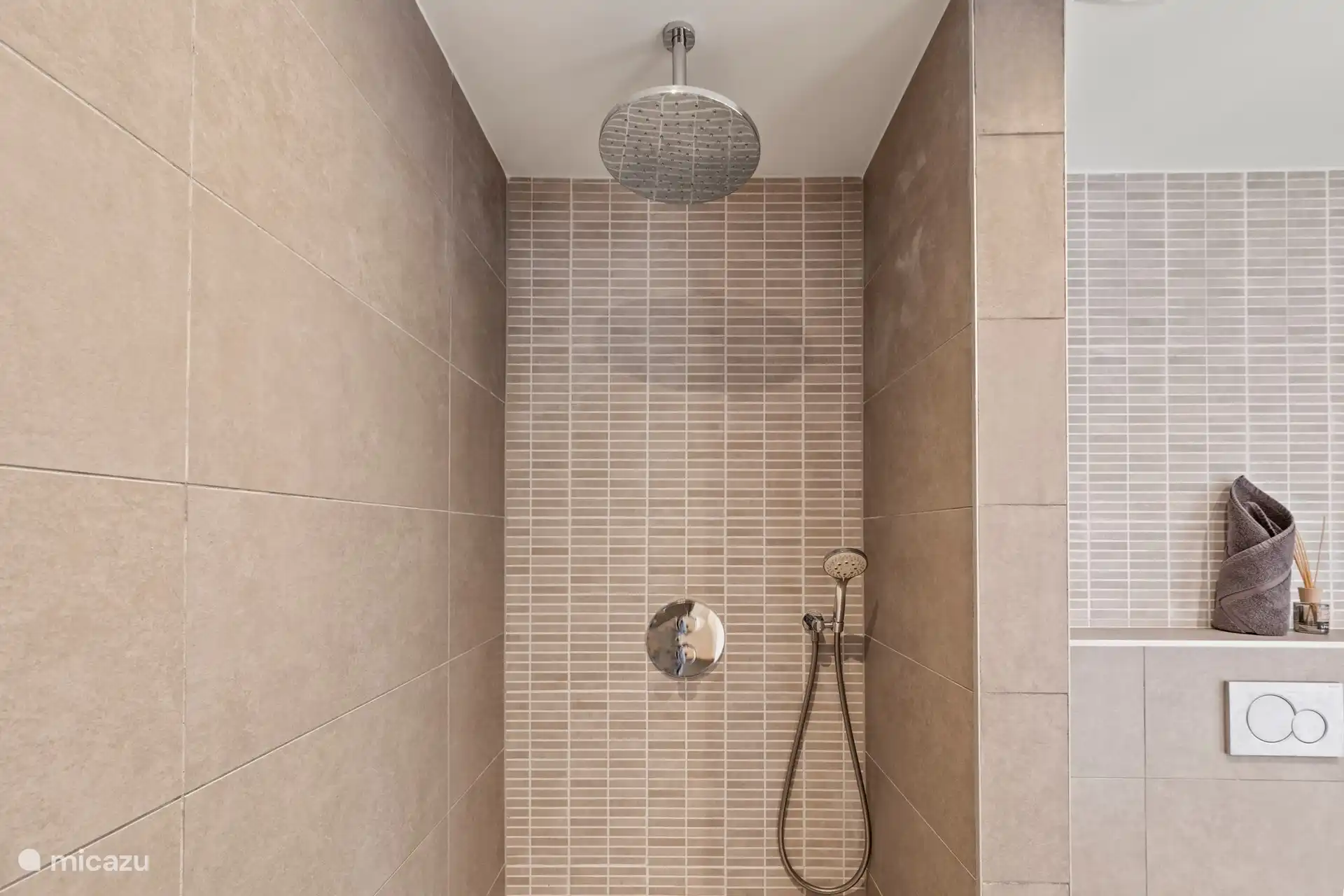 Badkamer 2 met regendouche en toilet