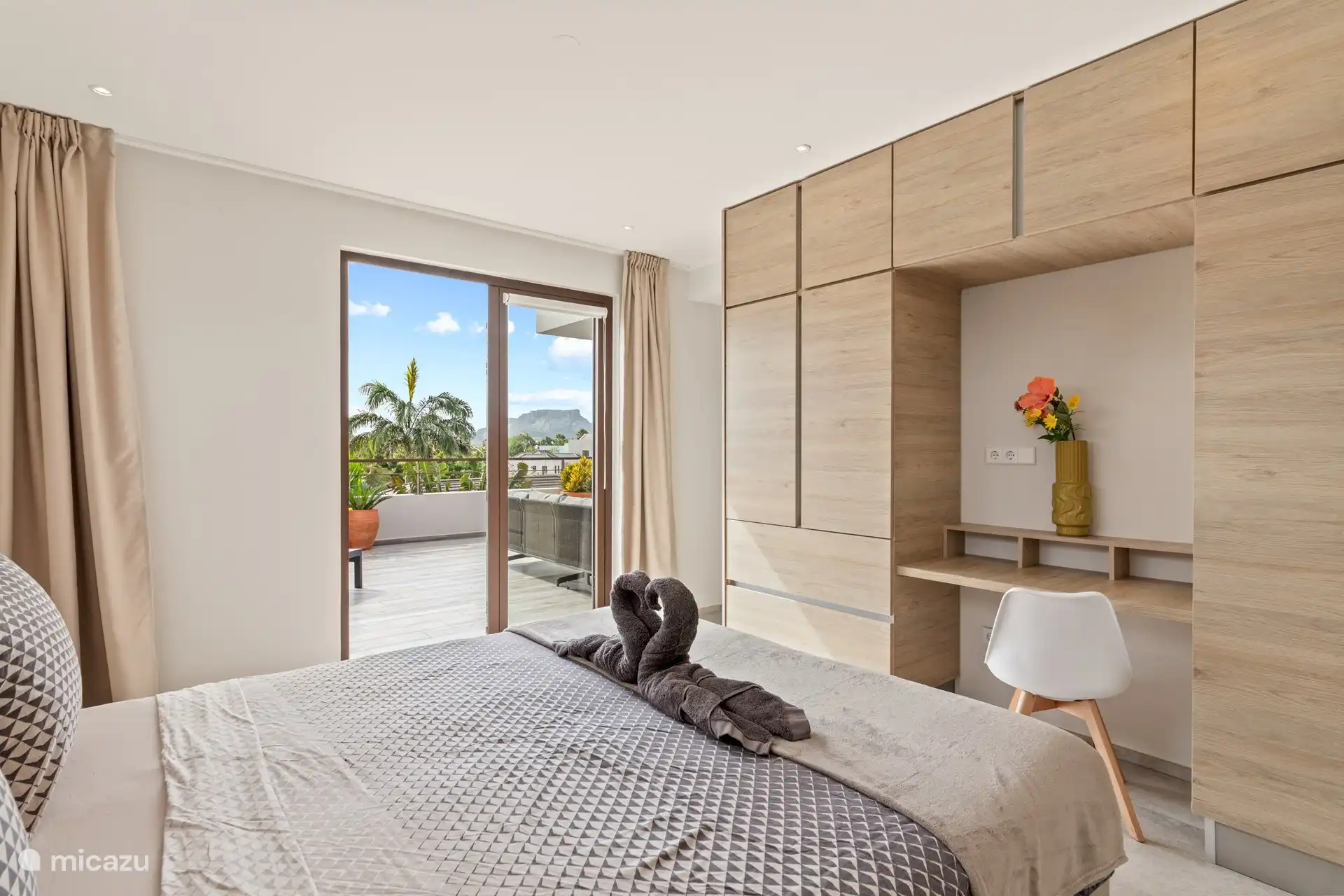 Slaapkamer 1 met tweepersoonsbed en a/c