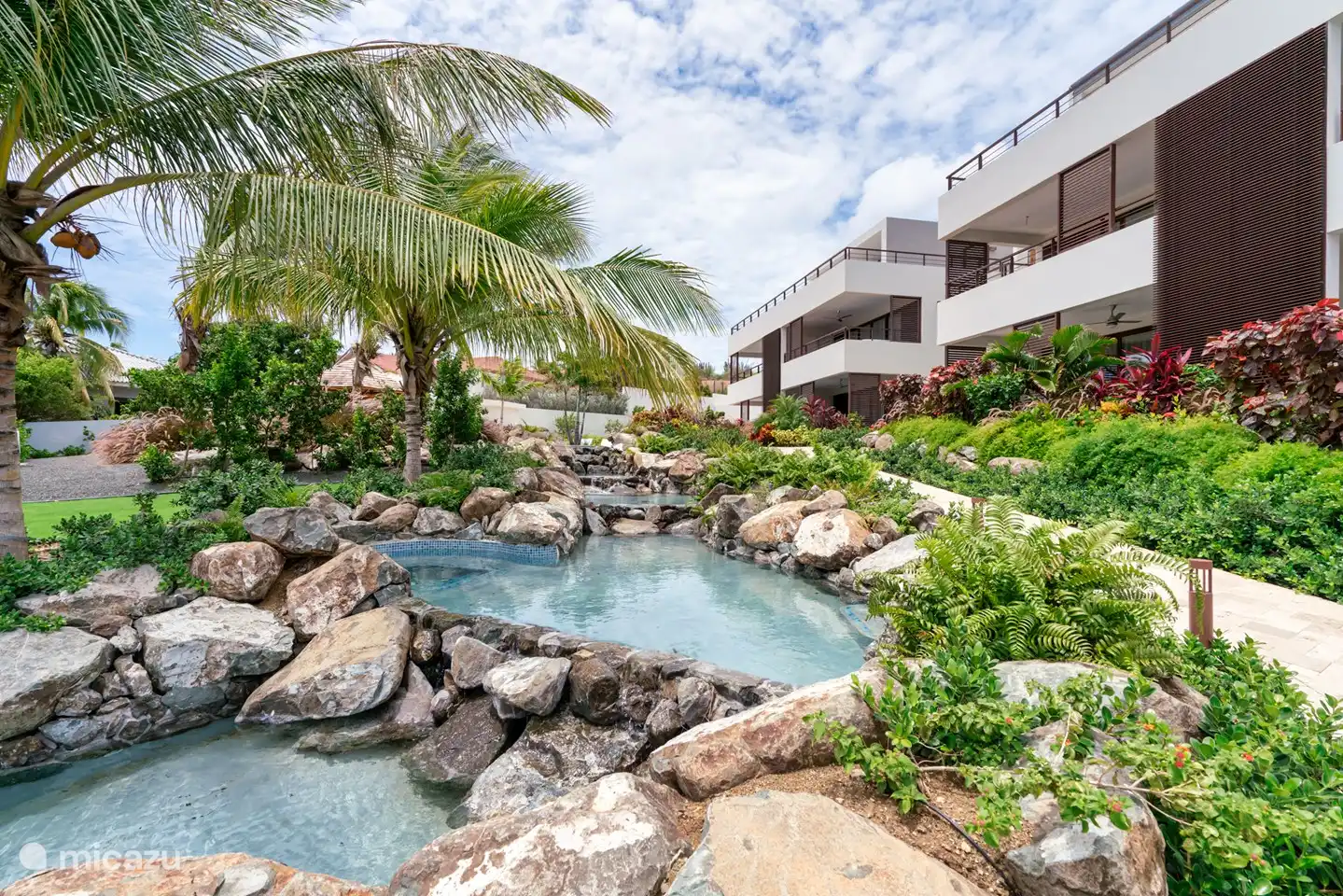 Tropisch zwembad omringd met een mooie tuin