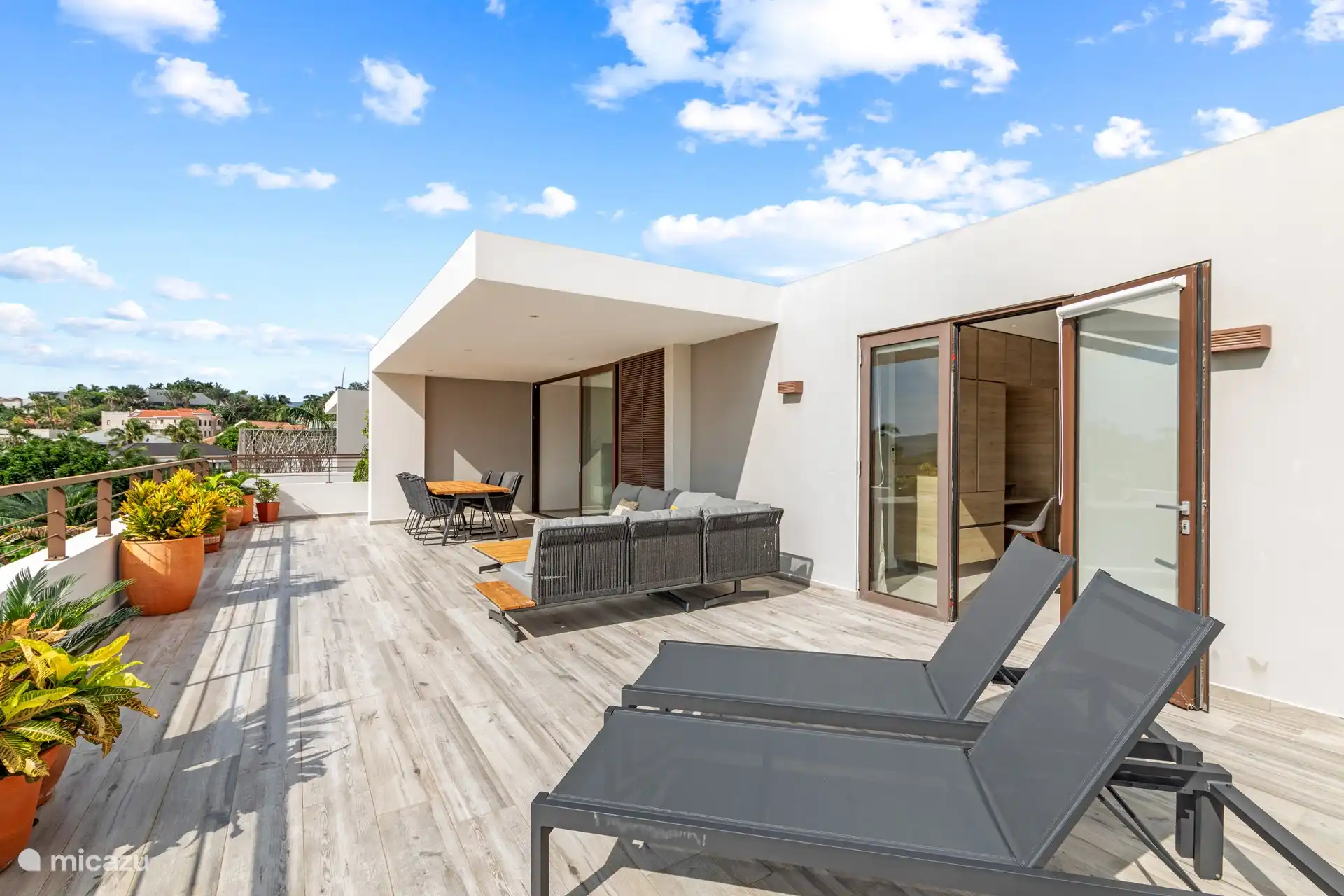 Genieten van de zon en het uitzicht op deze heerlijke ligbedjes