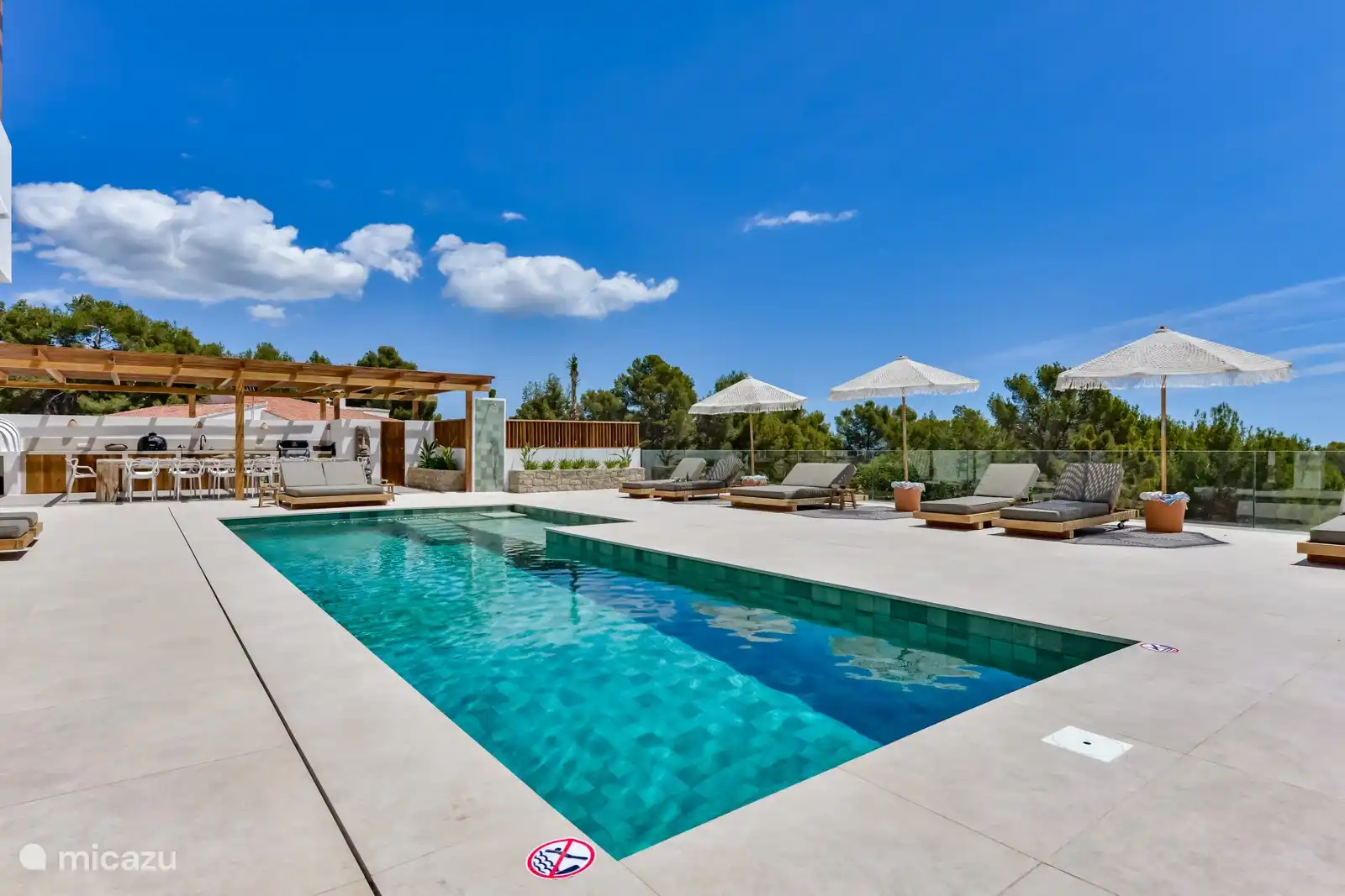 Der Salzwasserpool ist optional auch beheizt.