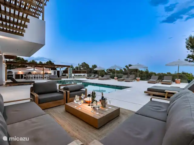 Villa Lujo en España, Costa Blanca, Benissa - villa La sala de estar de teca tiene una gran sombrilla para un agradable lugar sombreado.