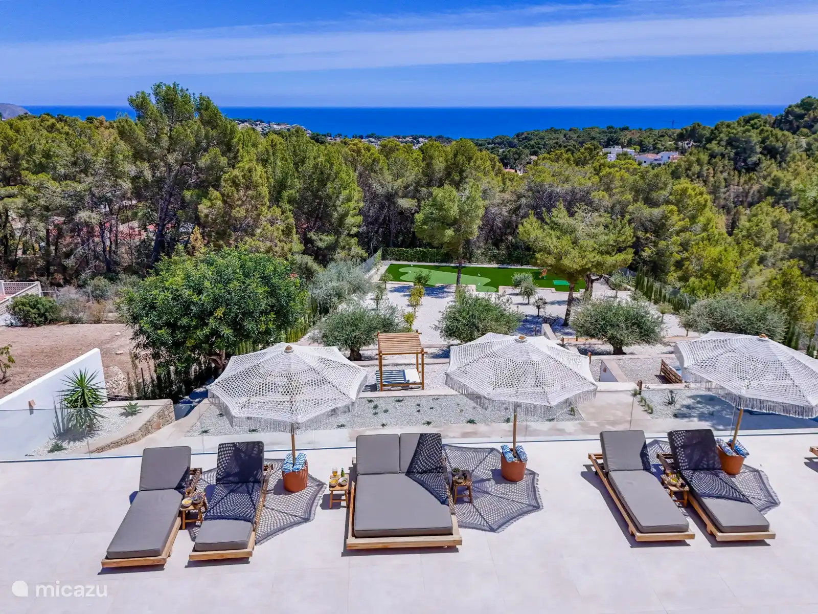 Der Panoramablick von der Terrasse über den Garten bis hin zum Meer.