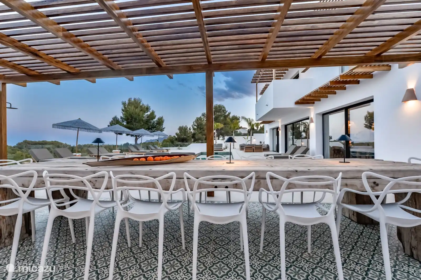 Der Esstisch im Freien bietet Platz für 14 Personen.