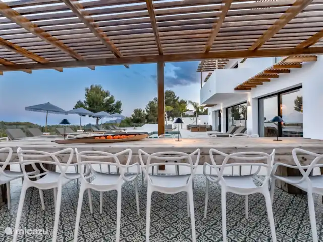 Villa Lujo en España, Costa Blanca, Benissa - villa La mesa de comedor al aire libre ofrece espacio para 14 personas.