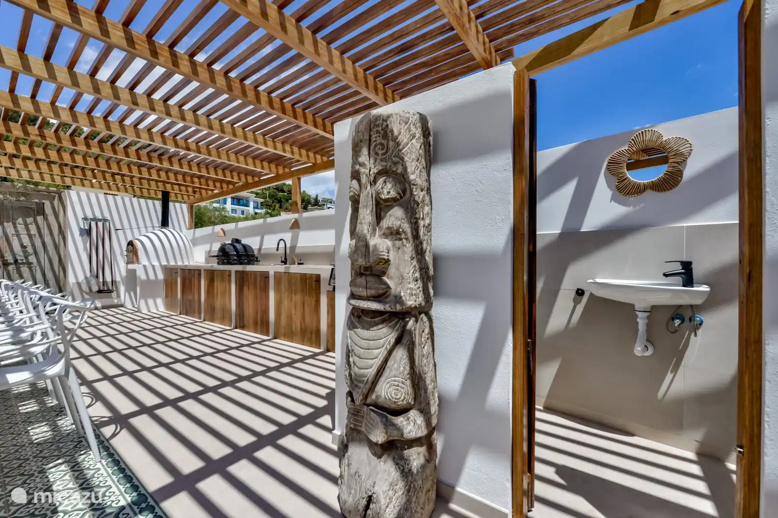 Neben der Außenküche befindet sich eine Außentoilette. 