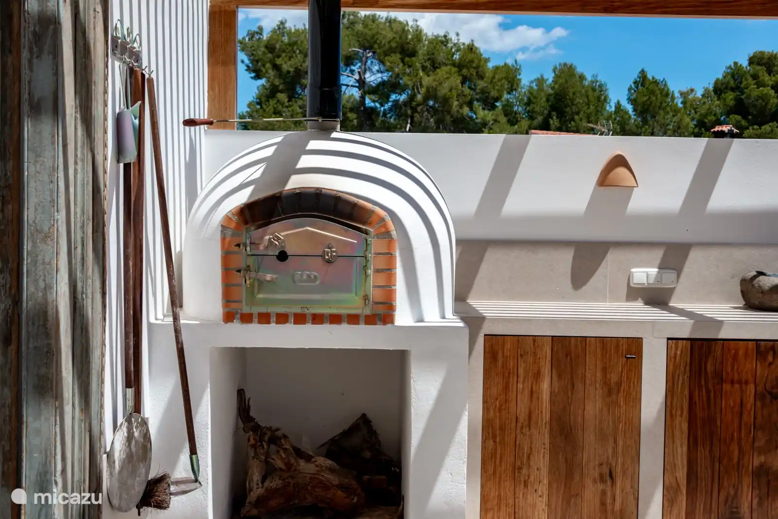 Der echte holzbefeuerte Pizzaofen in der Außenküche.
