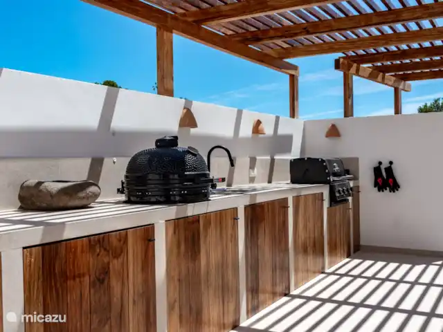 Villa Lujo en España, Costa Blanca, Benissa - villa La cocina al aire libre está equipada con un horno de leña para pizzas, huevo verde, barbacoa de gas y quemadores de gas. Además, una nevera y un lavavajillas.