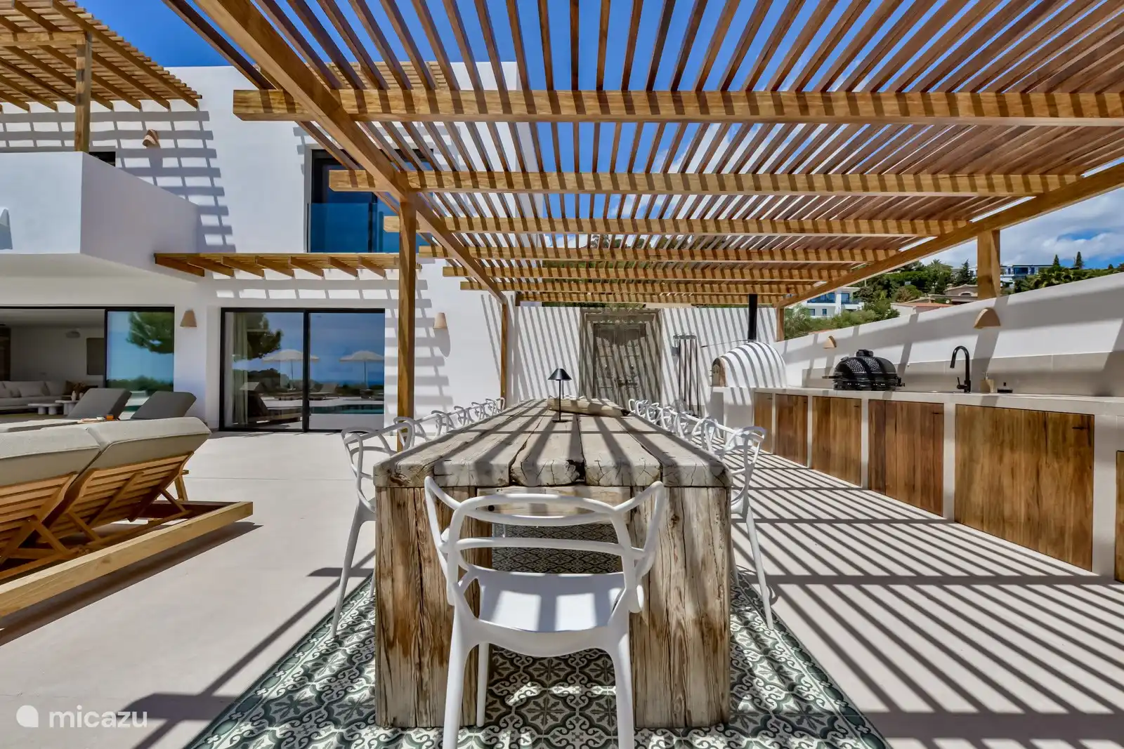 Die überdachte Außenküche bietet genügend Schatten für ein schönes Mittagessen im Freien. 