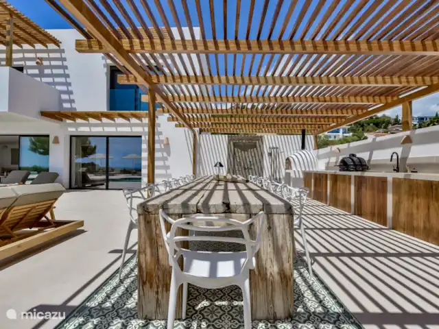 Villa Lujo en España, Costa Blanca, Benissa - villa La cocina exterior cubierta proporciona suficiente sombra para un buen almuerzo al aire libre.
