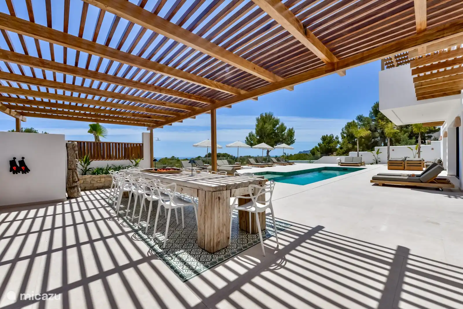 Die überdachte Außenküche bietet genügend Schatten für ein schönes Mittagessen im Freien.