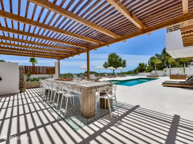 Villa Lujo en España, Costa Blanca, Benissa - villa La cocina exterior cubierta proporciona suficiente sombra para un buen almuerzo al aire libre.
