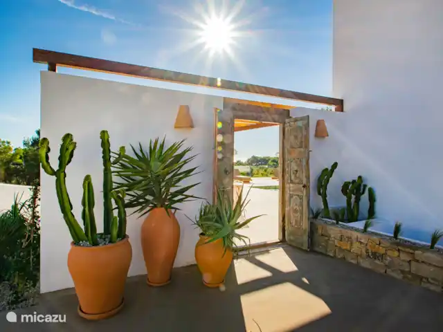 Villa Lujo en España, Costa Blanca, Benissa - villa Desde el aparcamiento se camina a través de las antiguas puertas de madera a la terraza.