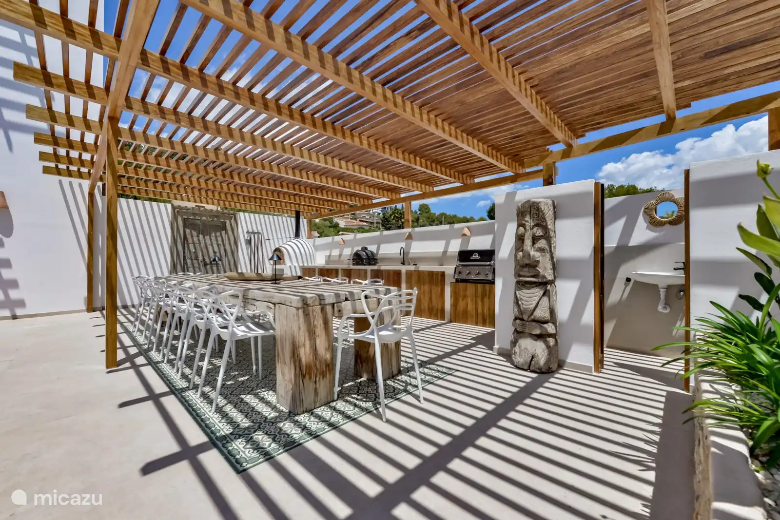 Die komplette Außenküche mit Pizzaofen, Grill, Kamado-Grill, Geschirrspüler und Kühlschrank. 