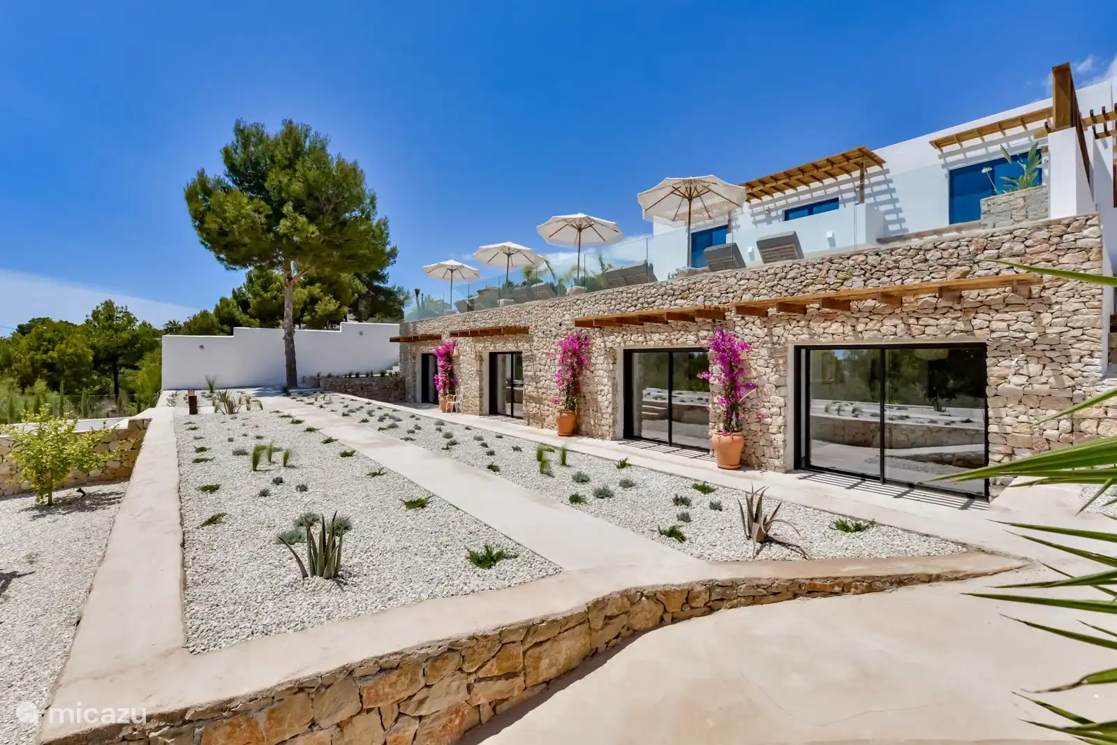 Der Garten im Erdgeschoss befindet sich direkt an den 4 Zimmern im Untergeschoss. 