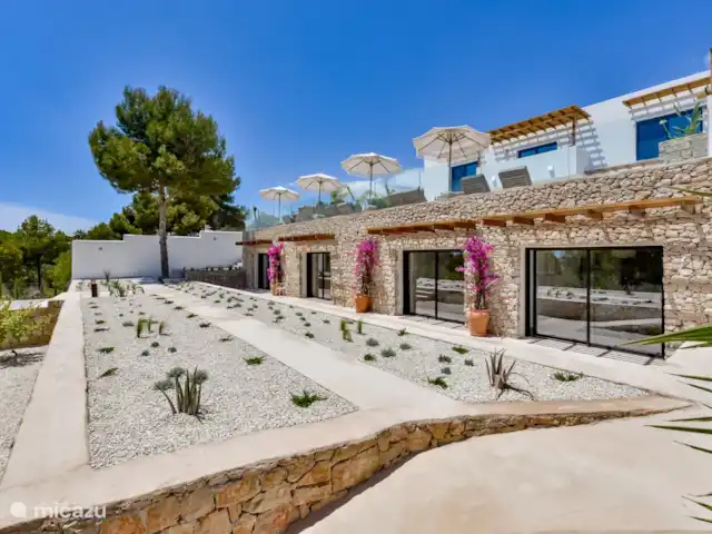Villa Lujo en España, Costa Blanca, Benissa - villa El jardín de la planta baja se encuentra directamente en las 4 habitaciones del sótano.