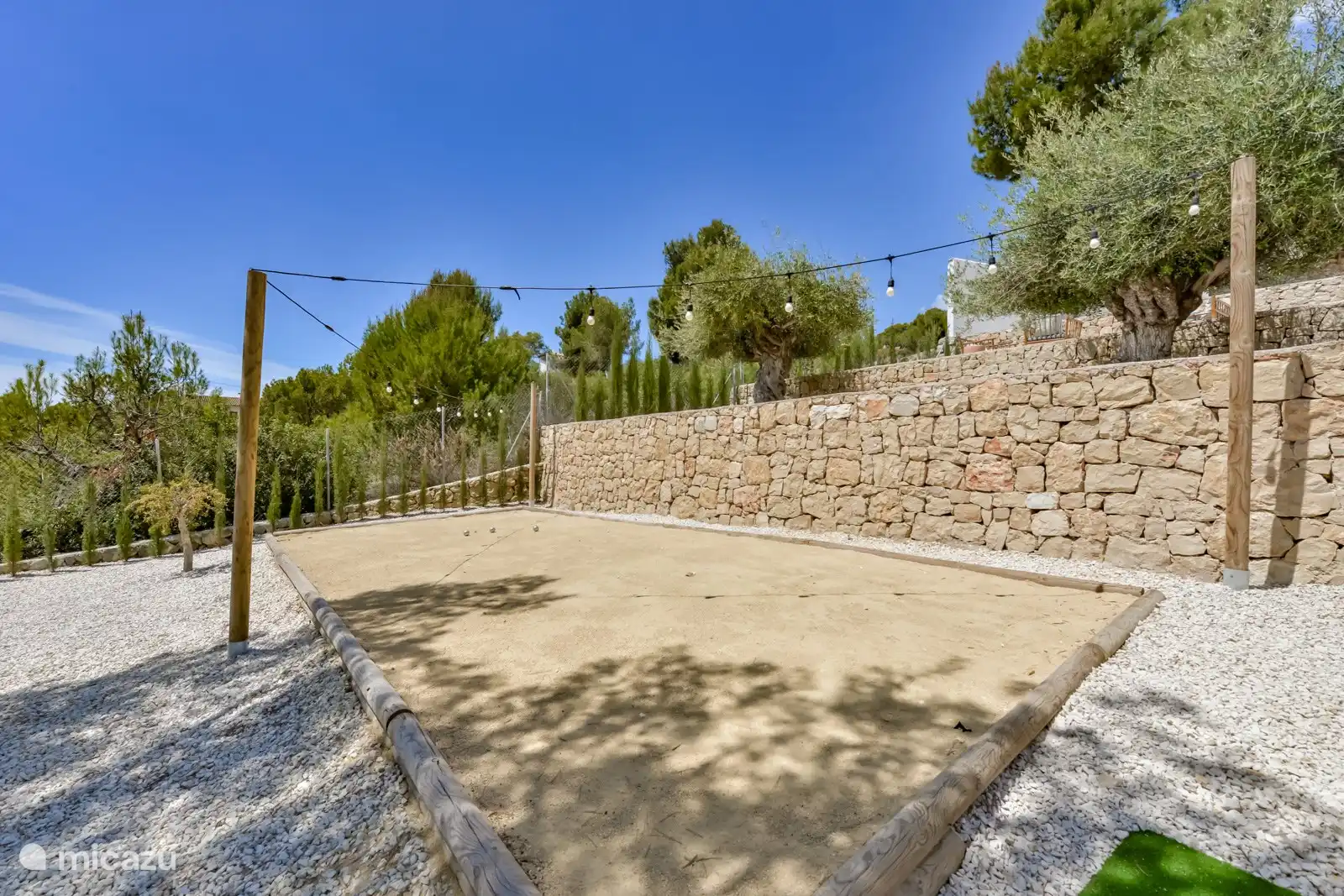 Der offizielle Jeu de Boules-Platz ist mit Beleuchtung ausgestattet.