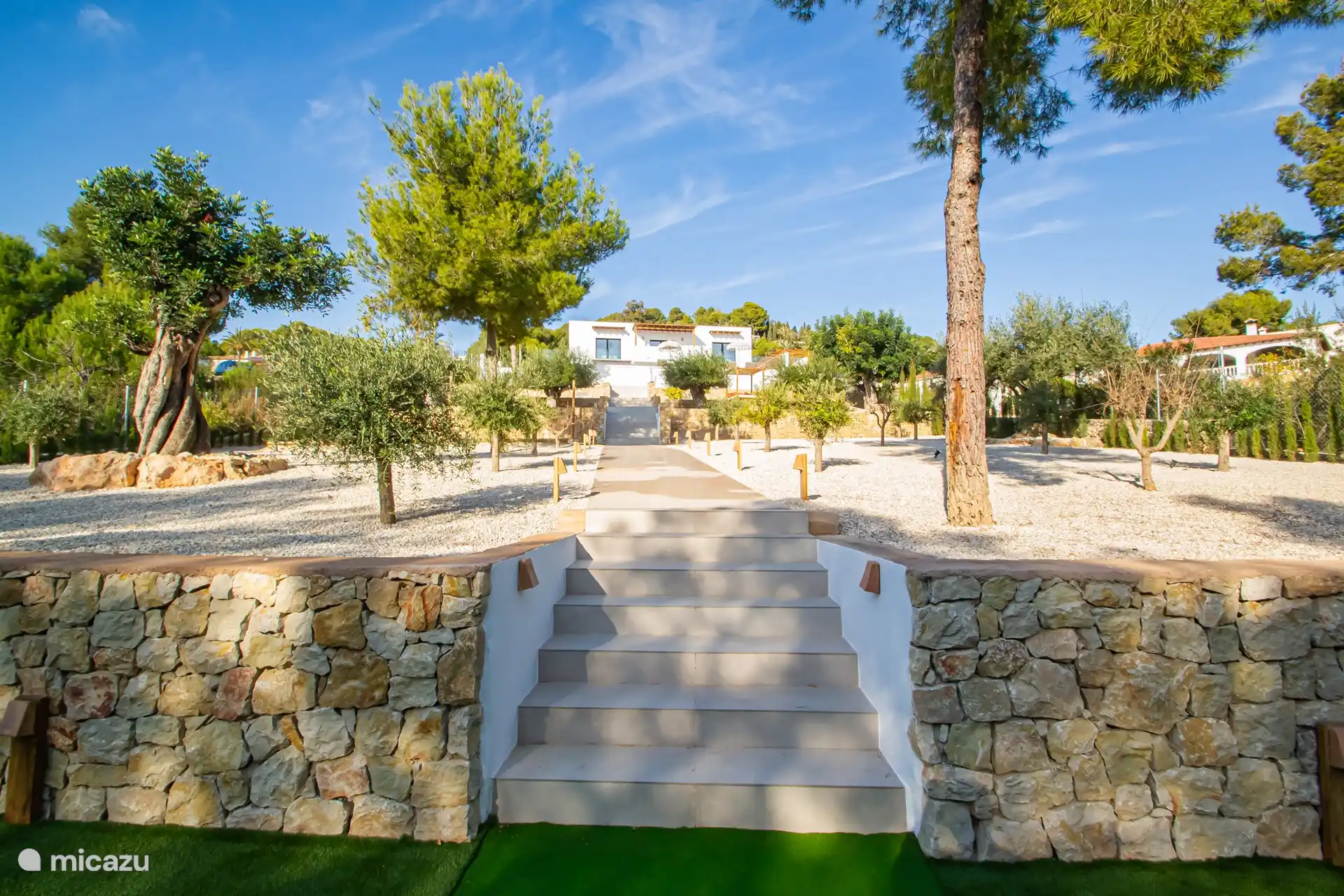 Der Blick vom Golfplatz auf die Villa. 